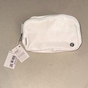 Lululemon Everywhere Belt Bag – White – Unisex – One Size